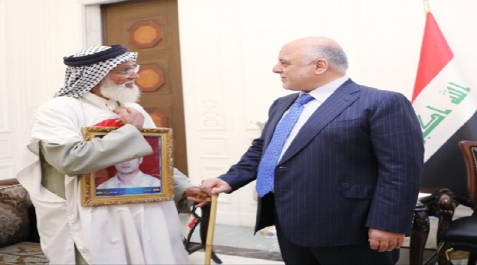 هذا ما دار بين العبادي والمتظاهر الشهير؟!