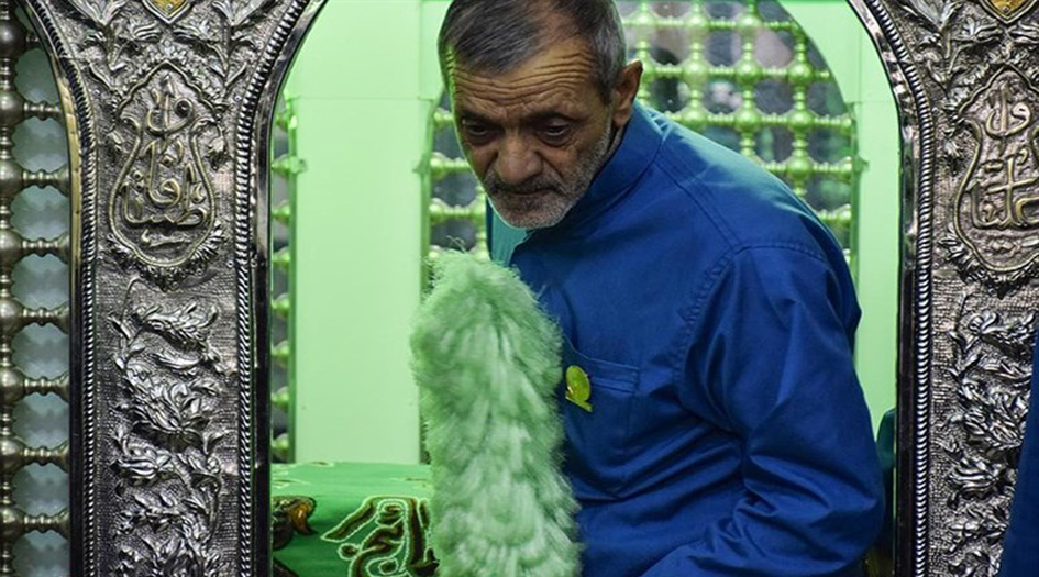 بالصور... إزالة الغبار عن ضريح الإمام محمد (ع) في كرمان