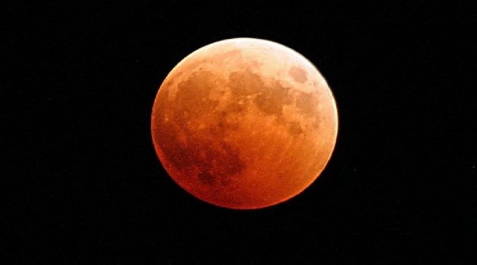 القمر الدامي يهيمن على السماء في أطول خسوف في القرن 21