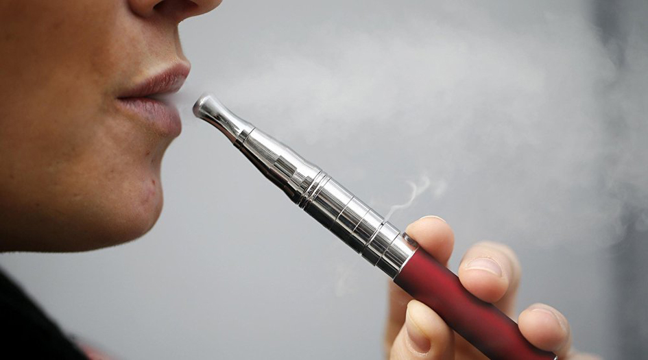 تحذير.. السجائر الإلكترونية تسبب الإصابة بمرض خطير