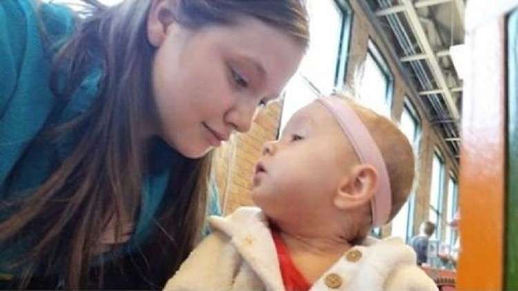 أم تغسل طفلتها بـ"الكلور"!؟