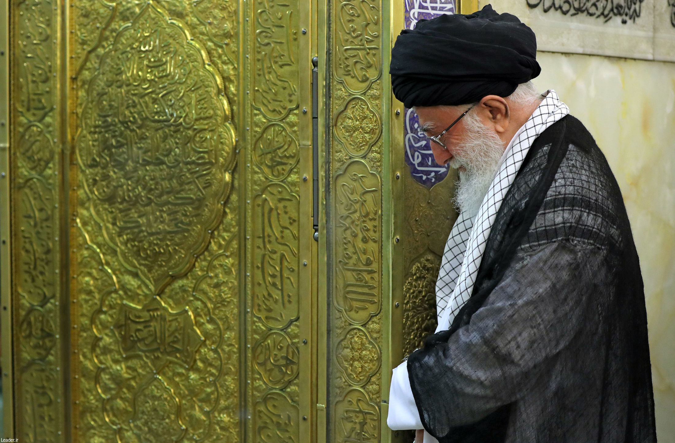 آلبوم تصويري غبارروبي مضجع مطهر حضرت امام رضا (ع) با حضور رهبر انقلاب
