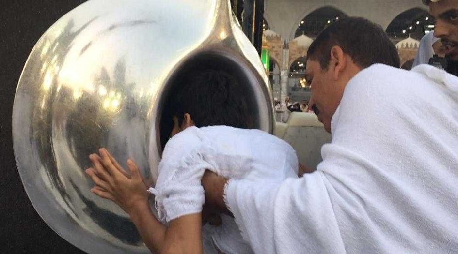 من فضائل الحجر الاسود..  استحباب الدعاء عنده  كما ورد عن الامام الصادق عليه السلام