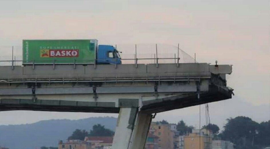 السائق المحظوظ.. صورة "مخيفة" من انهيار جسر جنوى