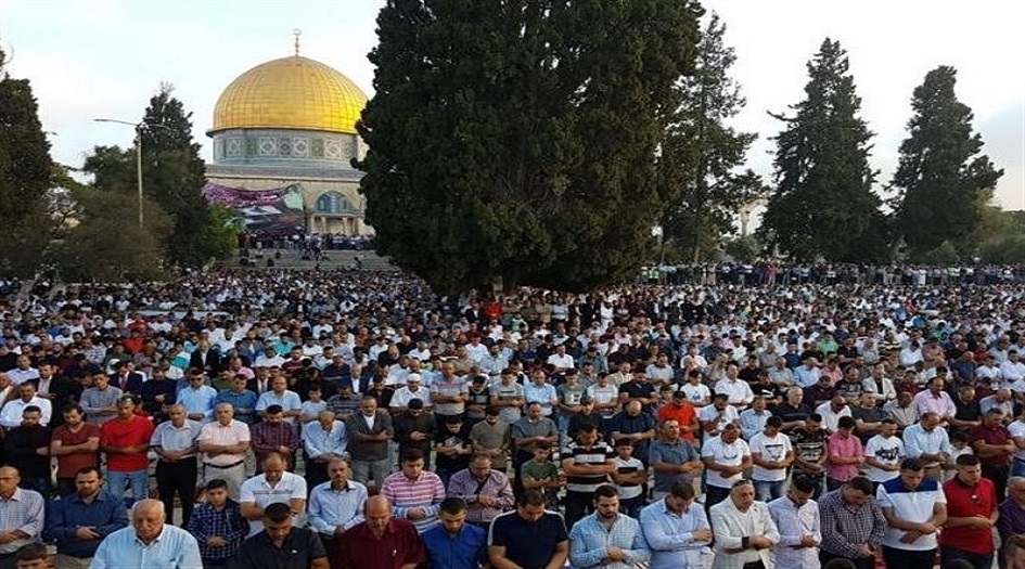 وسط إجراءات الاحتلال.. نحو 100 ألف مصلٍّ يؤدون صلاة العيد في المسجد الأقصى