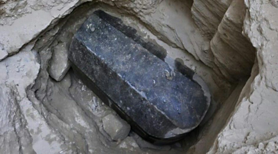 التابوت الأثري الغامض الذي حيَّر العالم بـ «مياهه الحمراء».. القاهرة تكشف عن أسراره