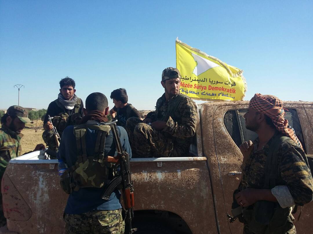 بالصور.. مجهولون ينشرون ملصقات مفاجئة لقوات "قسد" في الرقة