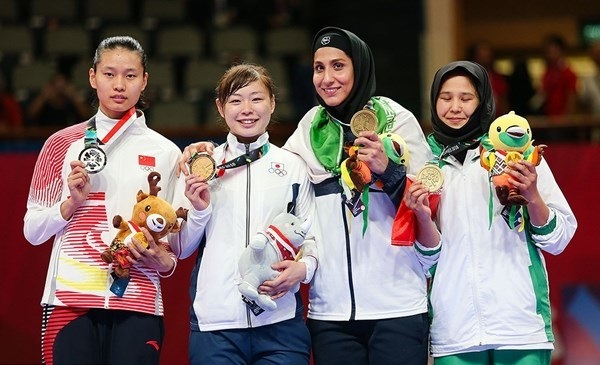 بالصور .. ذهبية وبرونزية للفريق الايراني بالكاراتيه في آسياد 2018 