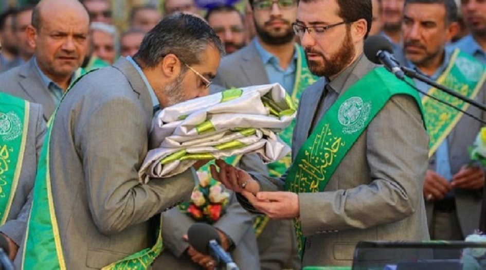  بالصور.. العتبة العلوية ترفع راية أمير المؤمنين {ع} استعدادا لاحتفالات عيد الغدير