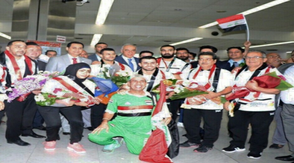 بالصور .. هذا ما حدث للاعبين العراقيين الحاصلين على الميداليات الذهبية لدى وصولهما لمطار بغداد