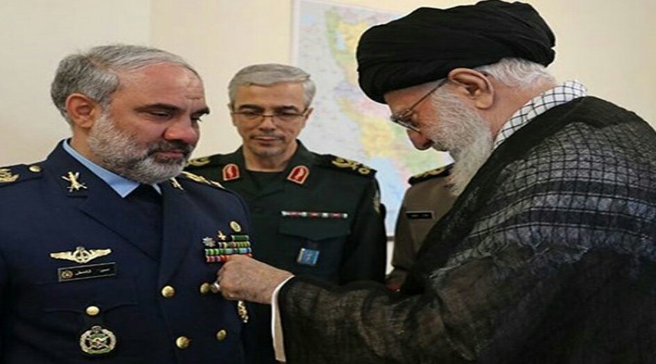 قائد الثورة يقلد قائد القوة الجوية السابق وسام النصر