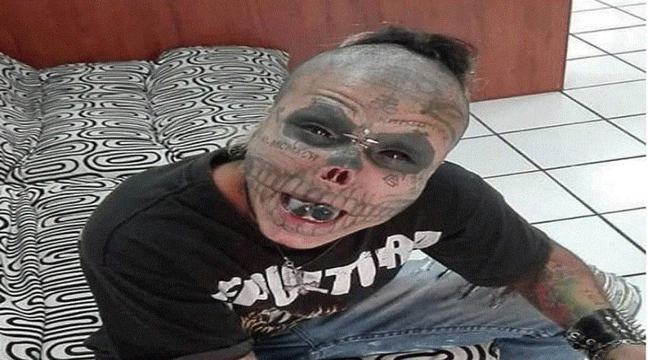 قطع أنفه وأذنيه ليتشبه بالهيكل العظمي!  اليكم التفاصيل