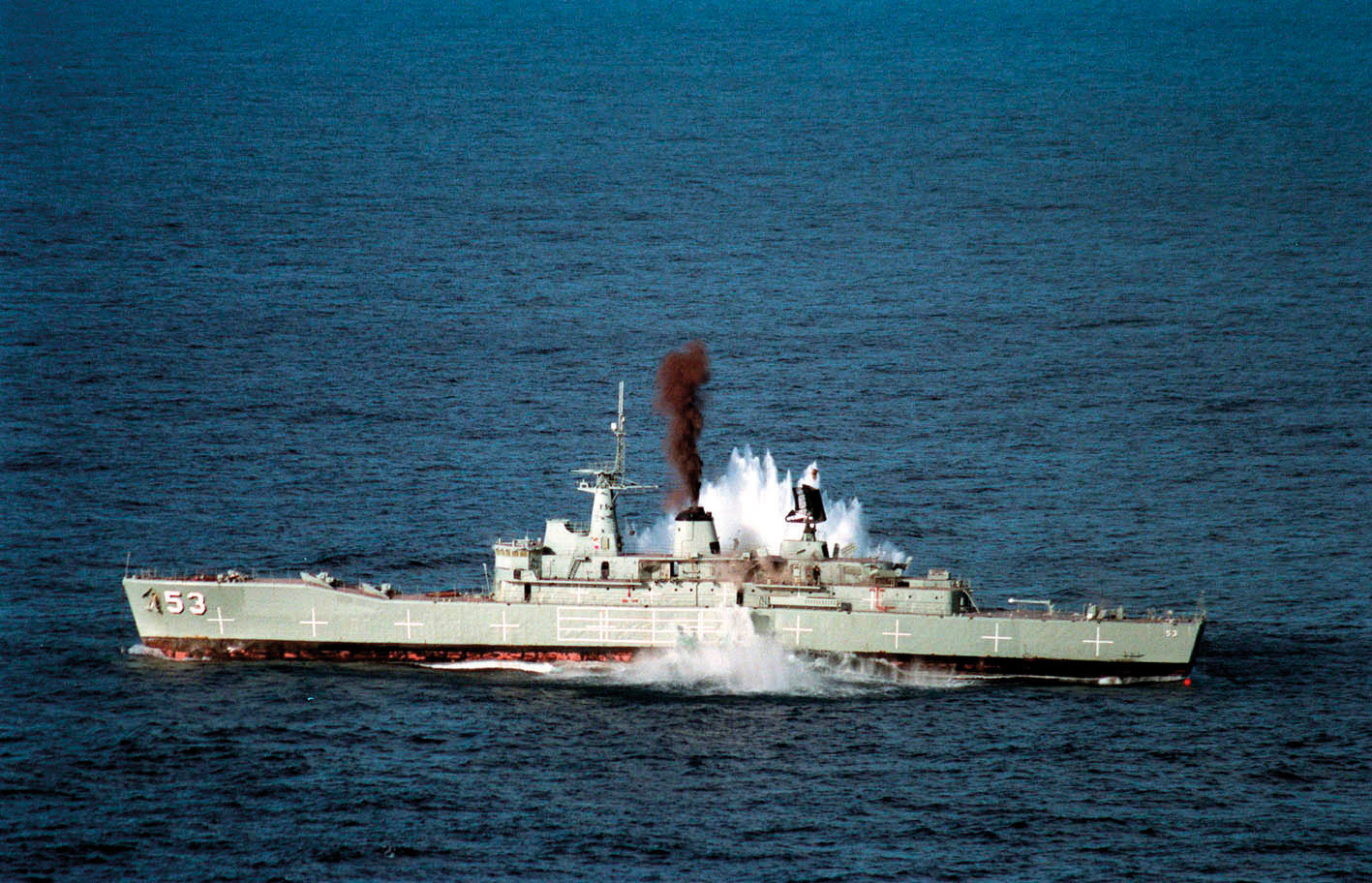 إستهداف بارجة سعودية قبالة جيزان