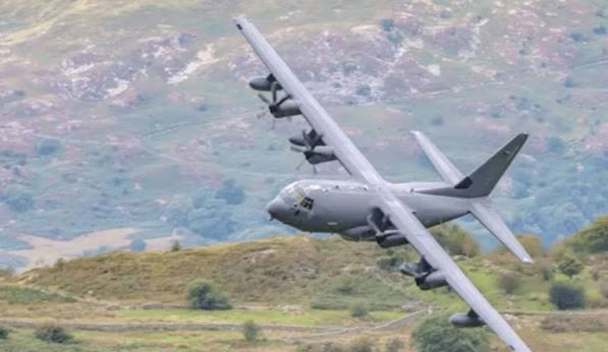 بالصور.. رصد سلوك مخيف وغريب على متن طائرة عسكرية ضخمة