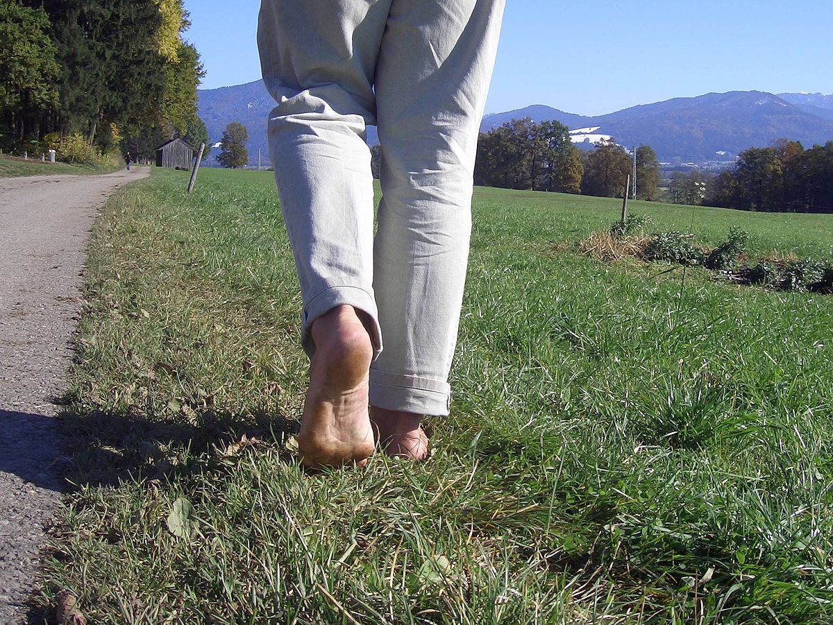 لفوائده الكثيرة.. لا تترددوا بالمشي حفاة دون حذاء!