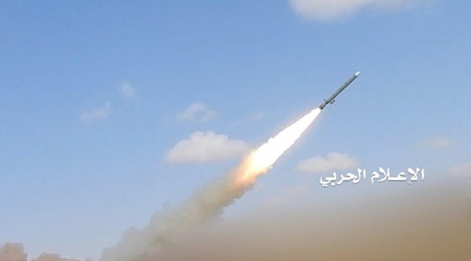 باليستي يمني يدك معسكرا سعوديا في عسير