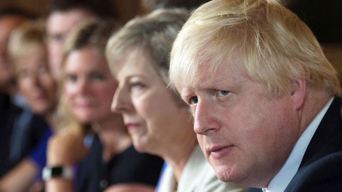 جونسون: خطة تيريزا ماي للبريكست "حزام ناسف"