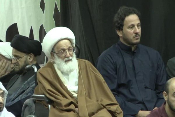 اولين حضور «شيخ عيسي قاسم» پس از عمل جراحي در مجلس عزاداري امام حسين(ع) +عكس