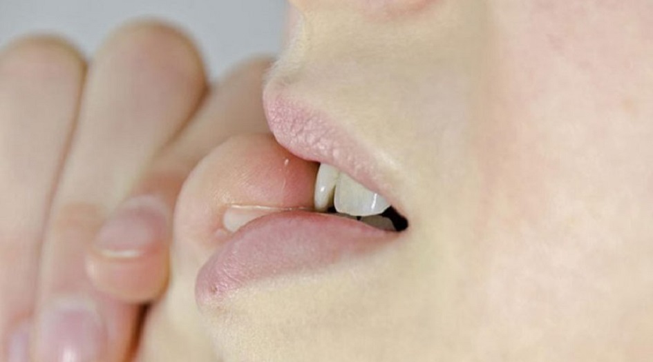 أصابها السرطان بسبب إدمان قضم الأظافر!!