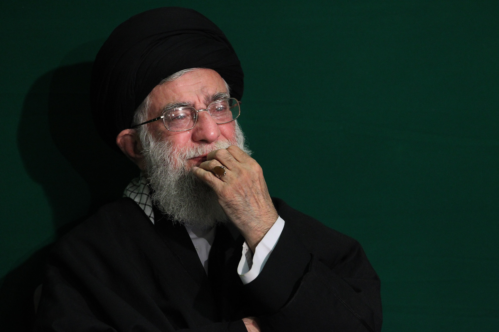 اشکهای رهبر انقلاب با مداحی جان آقا سنه قربان آقا + فیلم