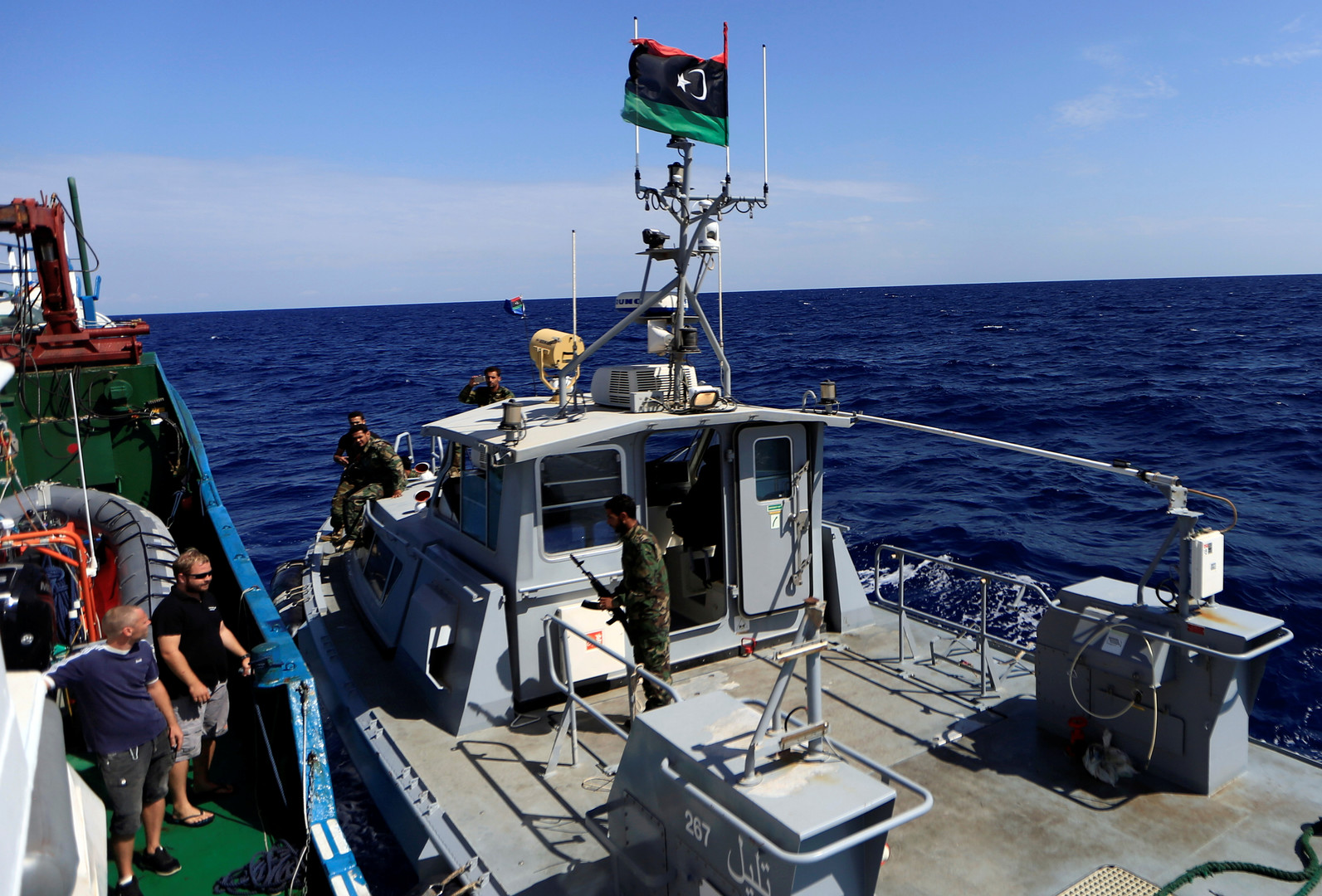  ليبيا .. خفر السواحل ينقذ 235 مهاجرا قبالة الساحل الغربي 