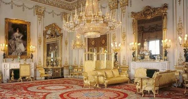 الملكة إليزابيث تمتلك بابا سريا في أجمل غرف القصر الملكي