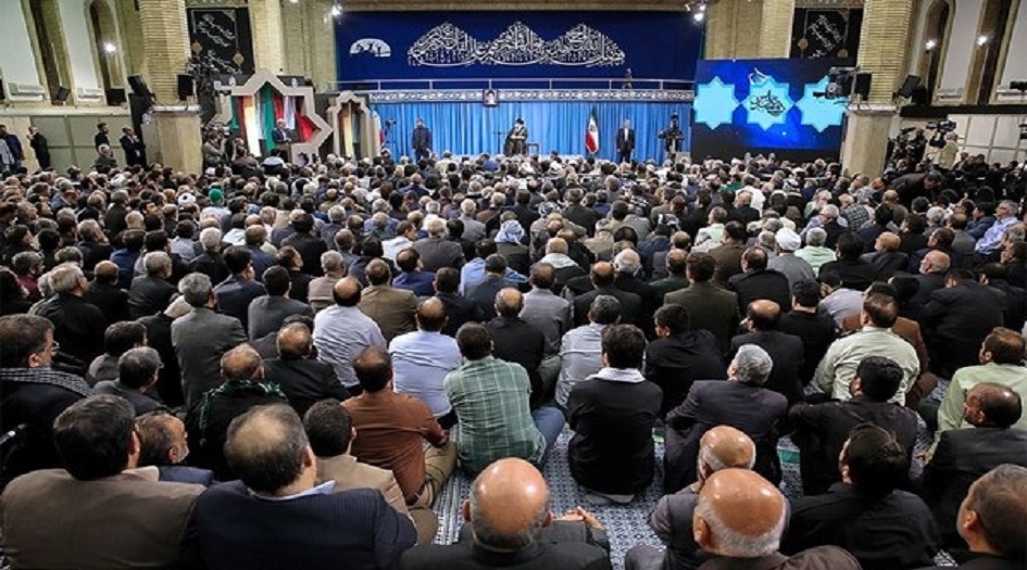 بالصور.. قائد الثورة يستقبل قادة ومقاتلين وفنانين على اعتاب الذكرى السنوية لكسر حصار آبادان