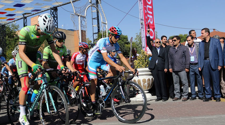 إنطلاق المرحلة الاولى من سباق الدراجات على الطريق في شمال غرب ايران