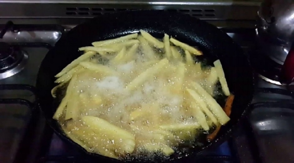 منذ سنوات ونحن نقلي البطاطا بشكل خاطئ 