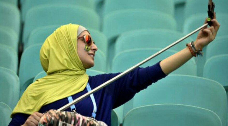 دولة تفرض عقوبات بالسجن والغرامة على بائعي ”عصا السيلفي“!!