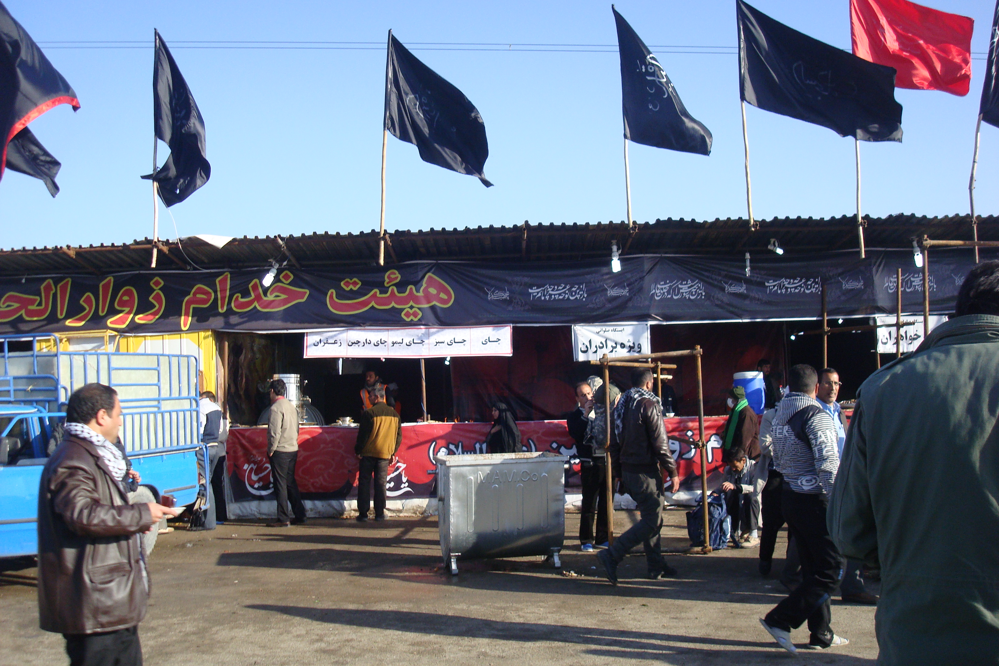 عدد كبير من المواكب في معبر شلمجه تقدم الخدمات لزوار الاربعين 