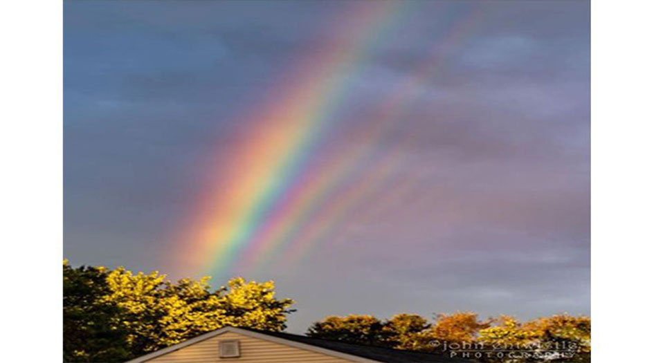 قوس قزح شاذ يذهل مستخدمي التواصل الاجتماعي.. 