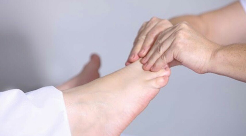 ما هي الاسباب والعوارض الصحية وراء تورّم القدمين؟