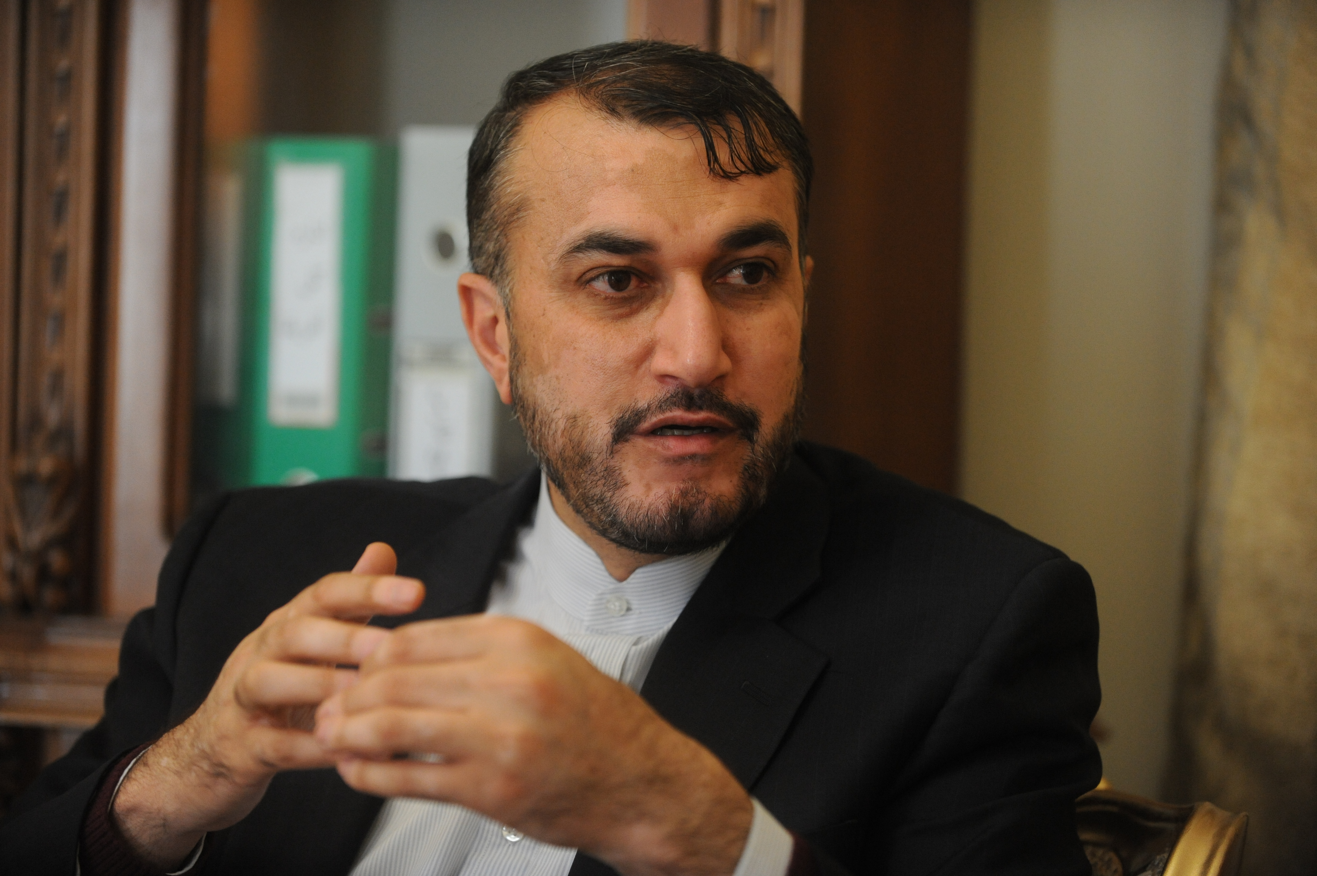 أمير عبداللهيان يقدم تعازيه بوفاة أم قادة شهداء المقاومة الاسلامية