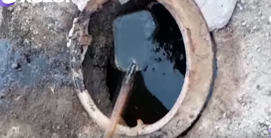 بالا زدن نفت از چاه فاضلاب خانگي+ عكس