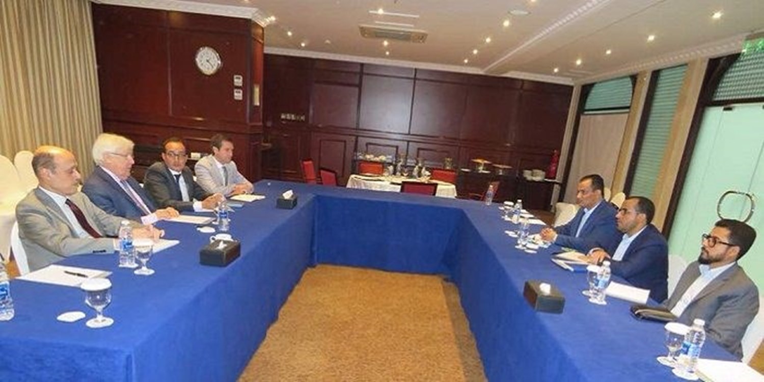 رئيس الوفد الوطني اليمني يلتقي المبعوث الأممي في مسقط