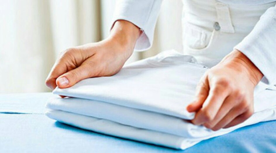 حيلة بسيطة للتخلص من تجاعيد الملابس!!