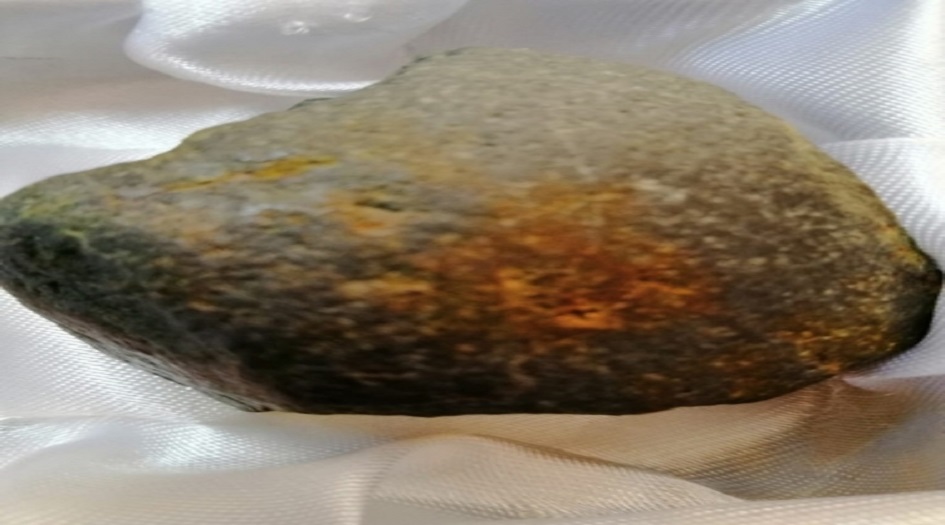  مزارع يعثر على حجر لا مثيل له في الأرض ولا يُقدر بثمن!!