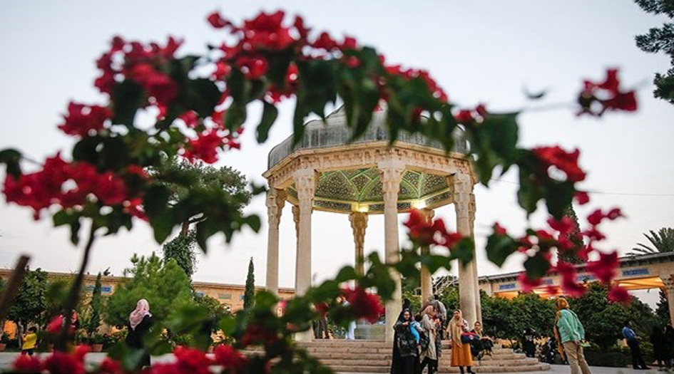 زيارة السياح مقبرة حافظ الشيرازي