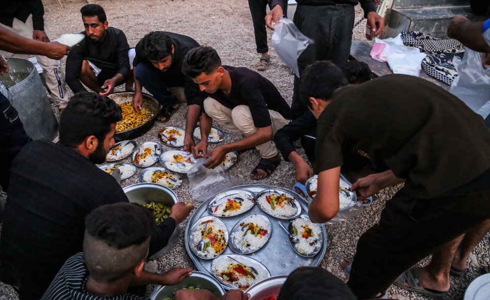 بالصور.. قرية إيرانية تسبق العراق في استضافة زوار الأربعين