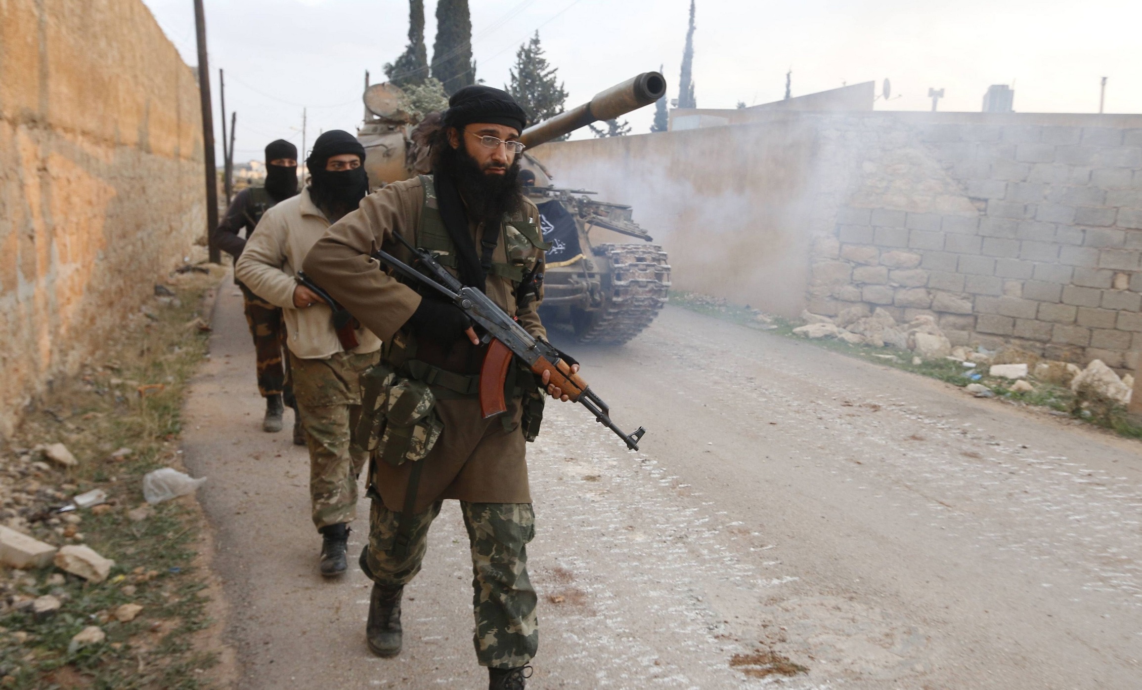 المرصد السوري : الإرهابيون لم يخرجوا ولم يرموا السلاح