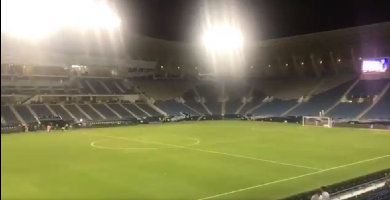 صورة لمدرجات الملعب في مباراة العراق والسعودية وهي شبه خالية