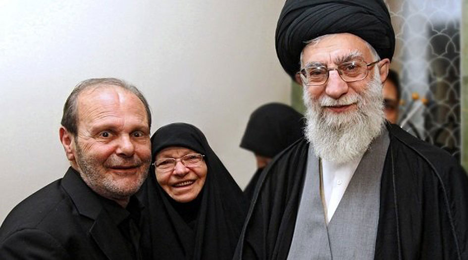 إهداء أسرة الشهيد عماد مغنية صورة تذكارية تجمع الإمام الخامنئي بوالدي الشهيد