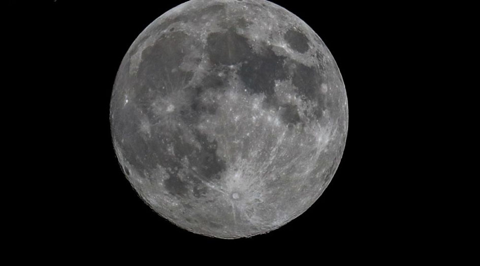 القمر يباع في مزاد علني... التفاصيل