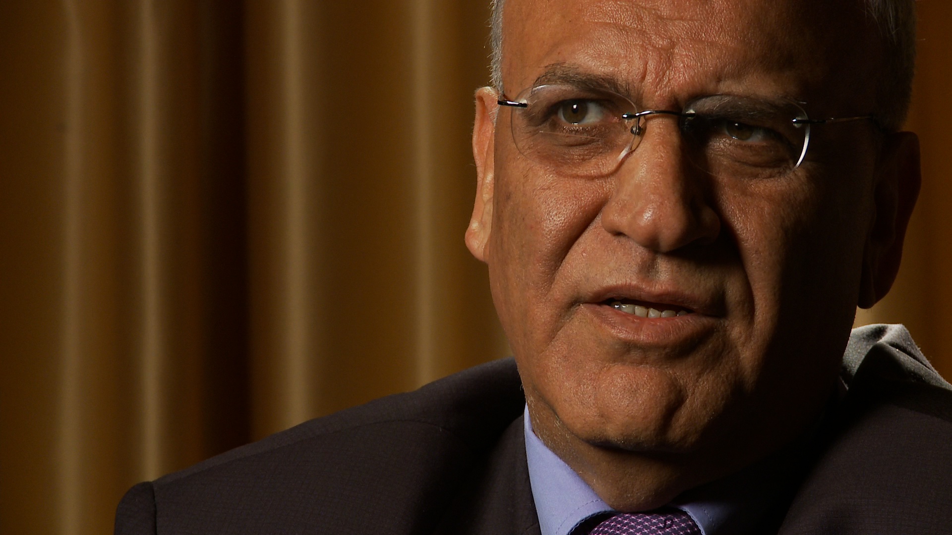  عريقات يطالب بالإفراج عن مسؤولين فلسطينيين في قبضة الإحتلال