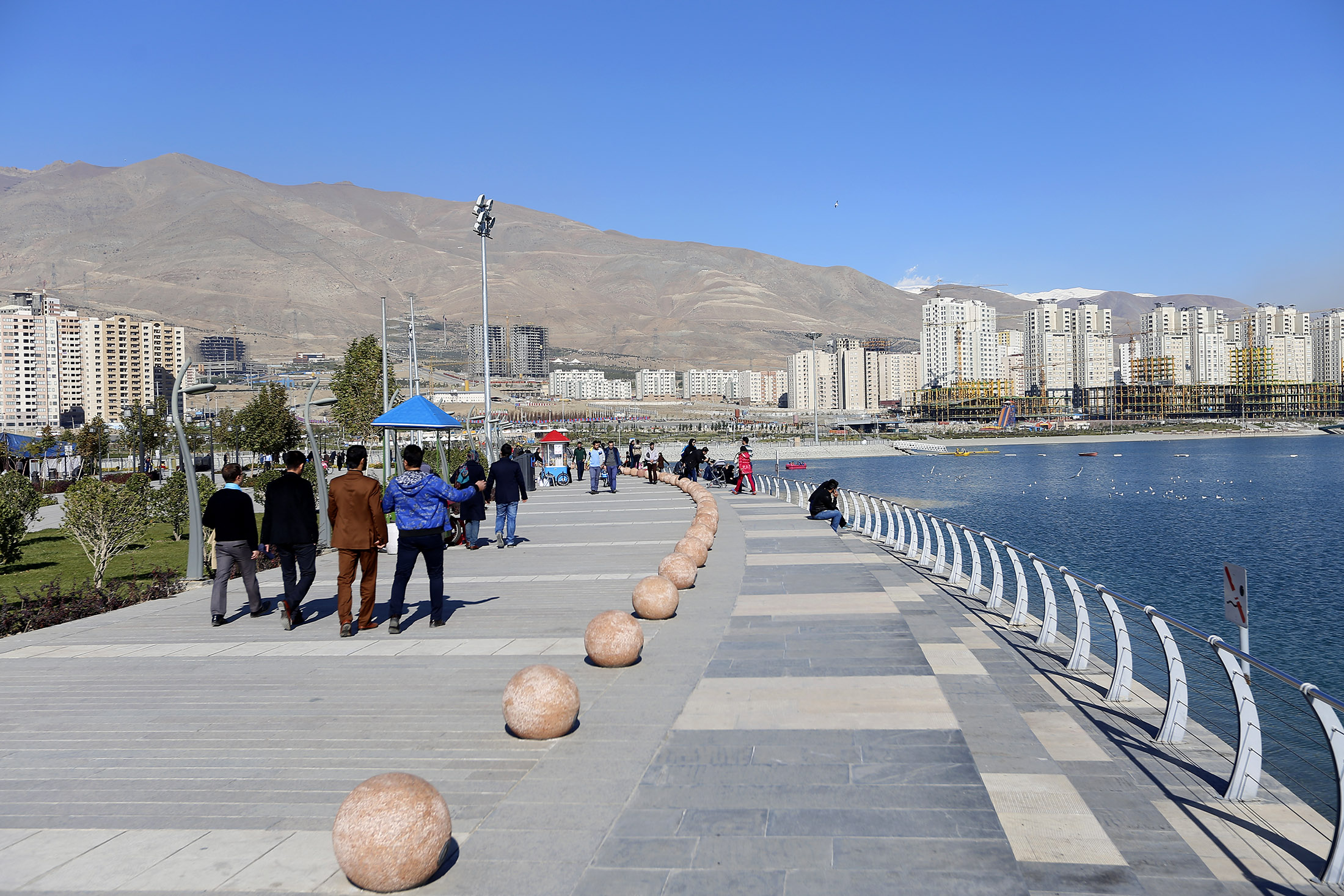 بحيرة الخليج الفارسي بطهران .. جمال يستهوي أفئدة السياح