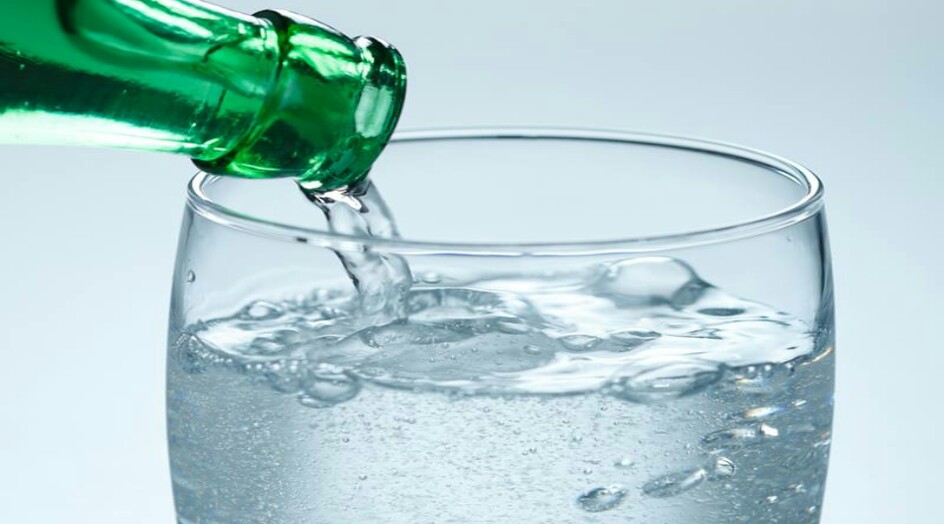 هذا ما يحصل في جسمك عند شرب كوب من المياه الغازية!