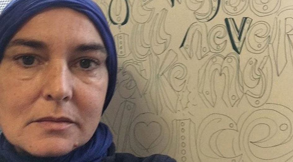 المغنية الإيرلندية التي اعتنقت الإسلام تردد الأذان 