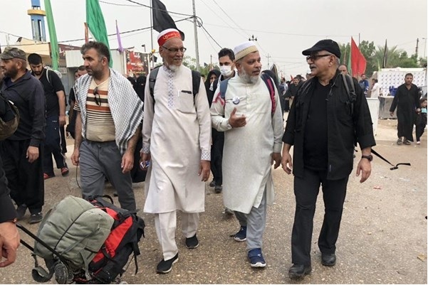 «پرویز پرستویی» در میان زوار اربعین + عکس