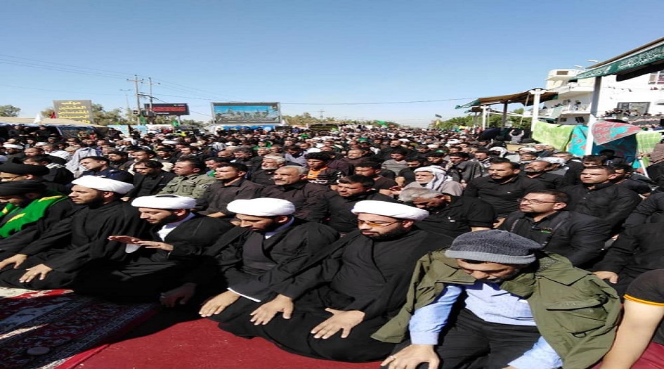 شاهد بالصور..إقامة أطول صلاة جماعة بين النجف وكربلاء 